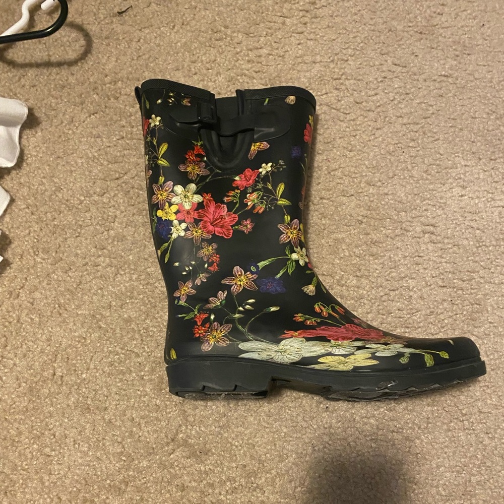 Women’s floral rubber rain boots size 10